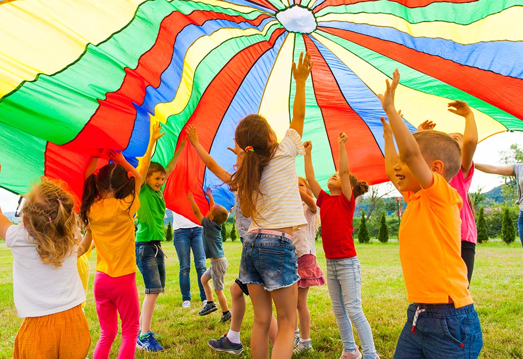 13 Best Parachute Games For Kids To Play 2021 [Images and Examples