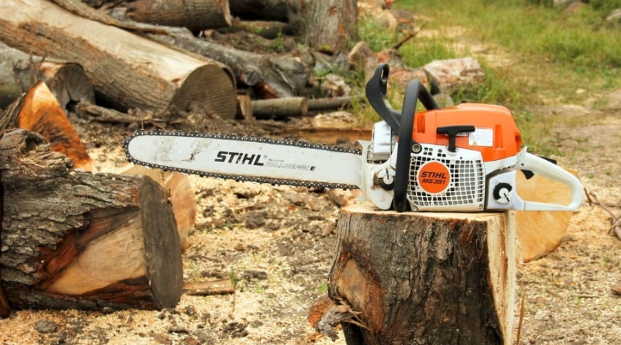 How to Oil A Chainsaw? [Chainsaw Lubrication Tips] Organize With Sandy