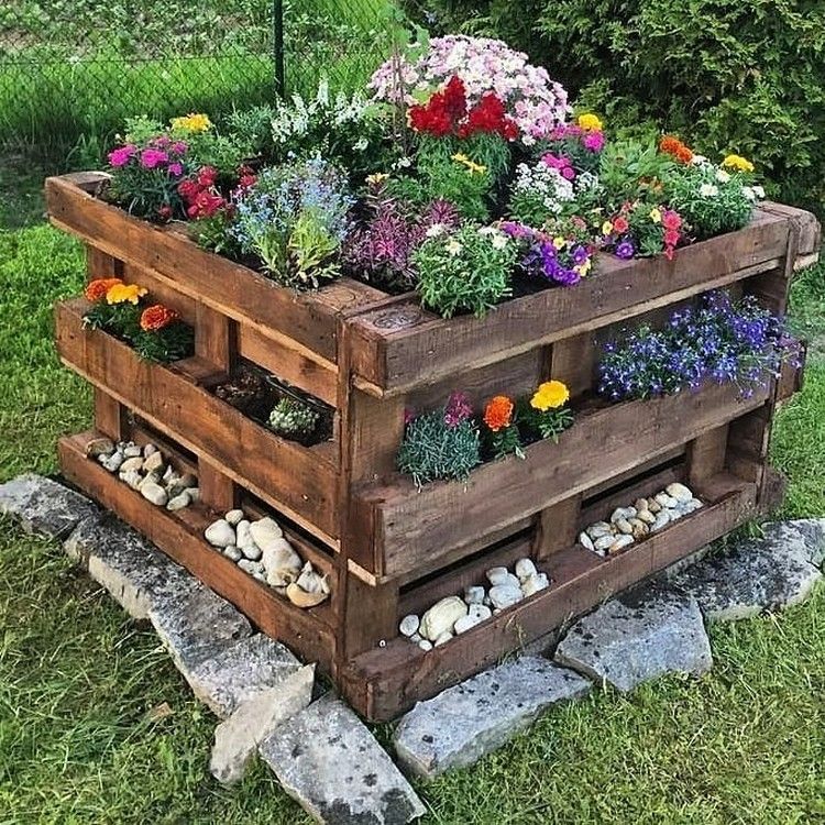 DIY outdoor pallet storage projects for backyard organization