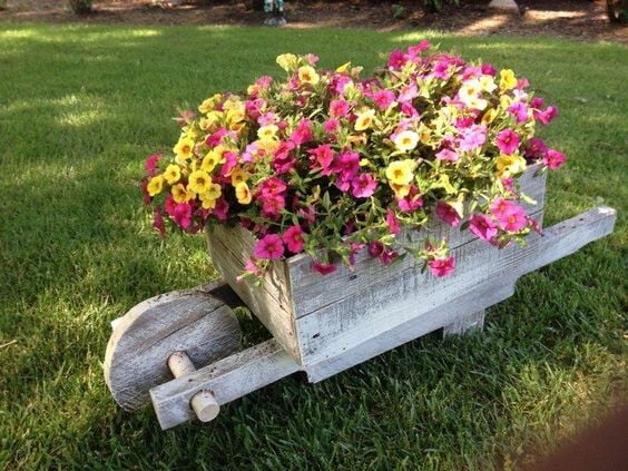 Pallet Flower Wheelbarrow