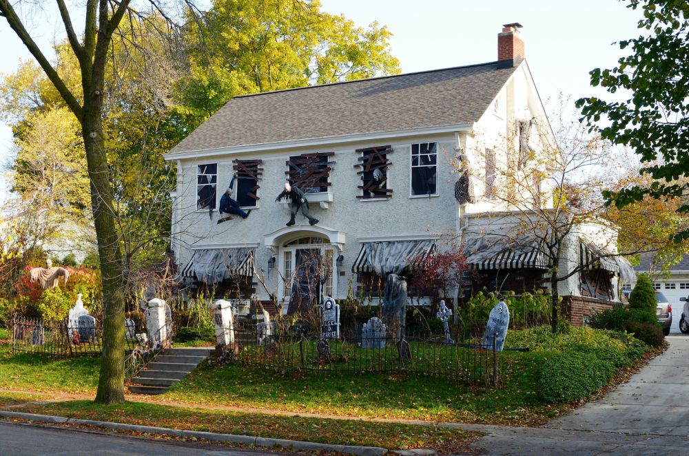 DIY Outdoor Halloween Decorations: Cute, Weird, and Spooky - Organize ...