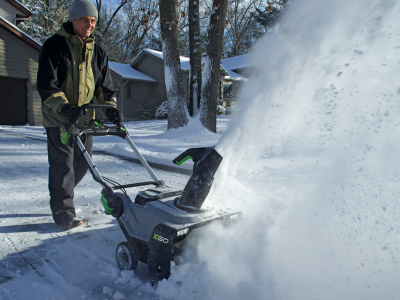 Snow Blowers vs. Leaf Blowers: Clear Snow the Easy Way 