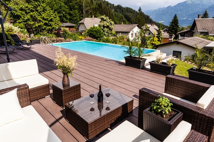  An above ground pool with a composite deck_Netluxury