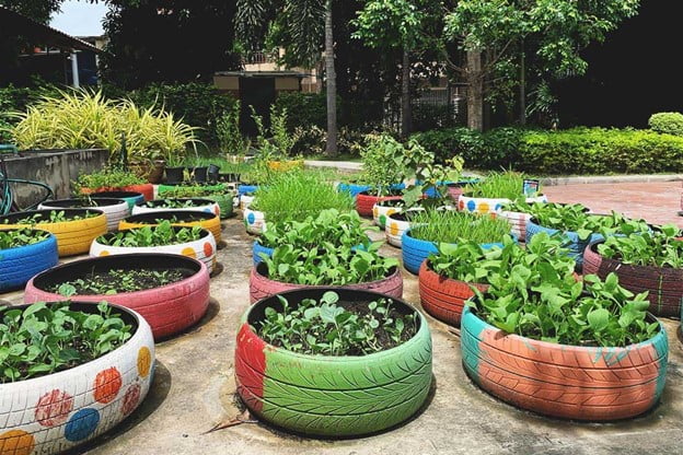 Patterned tire planters