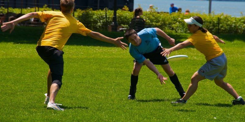 Learn the Basic Rules of Ultimate Frisbee