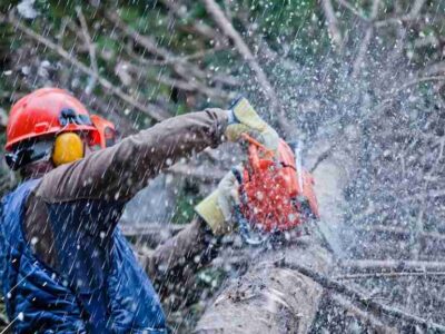 Is it bad to use a chainsaw in the rain?