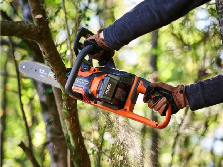 How Does a Gas-Powered Chainsaw Work?