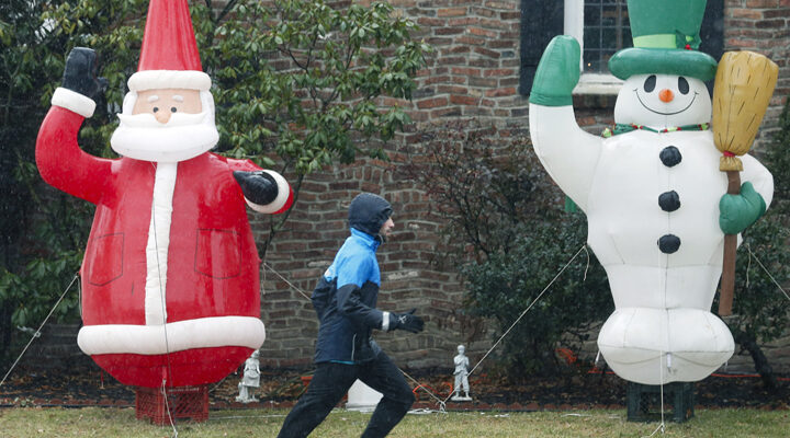 Should I Unplug Inflatables in Yard During Rain?