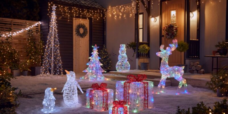 How to Secure Outdoor Christmas Decorations